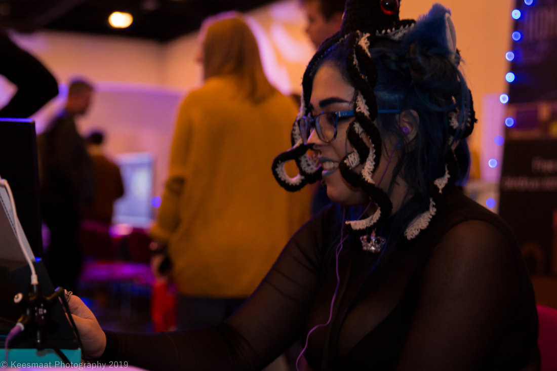Cosplayer testing game at AVCon
